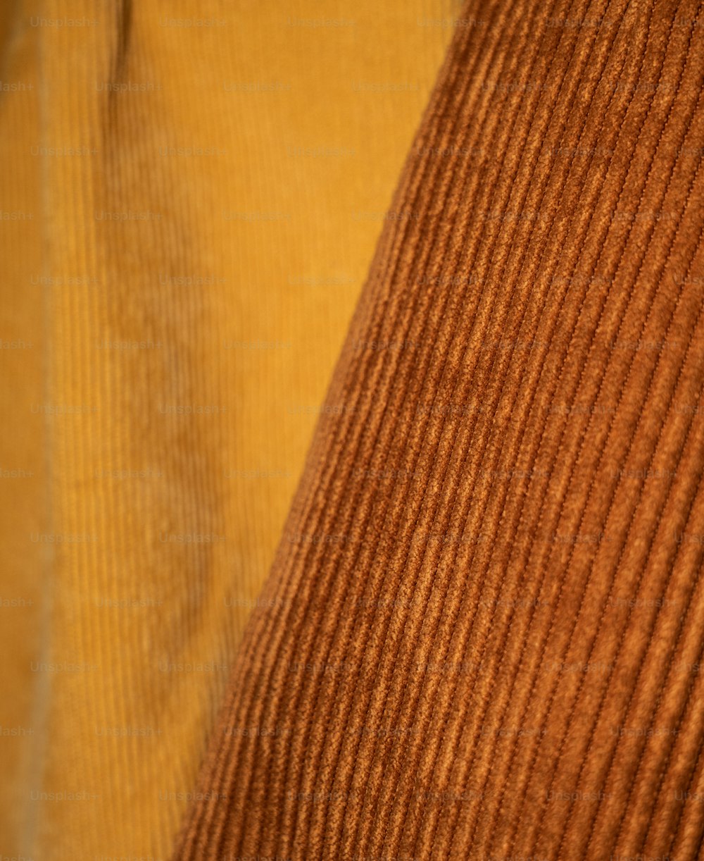 Una vista de cerca de un suéter marrón