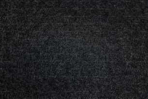 Una vista de cerca de una alfombra negra