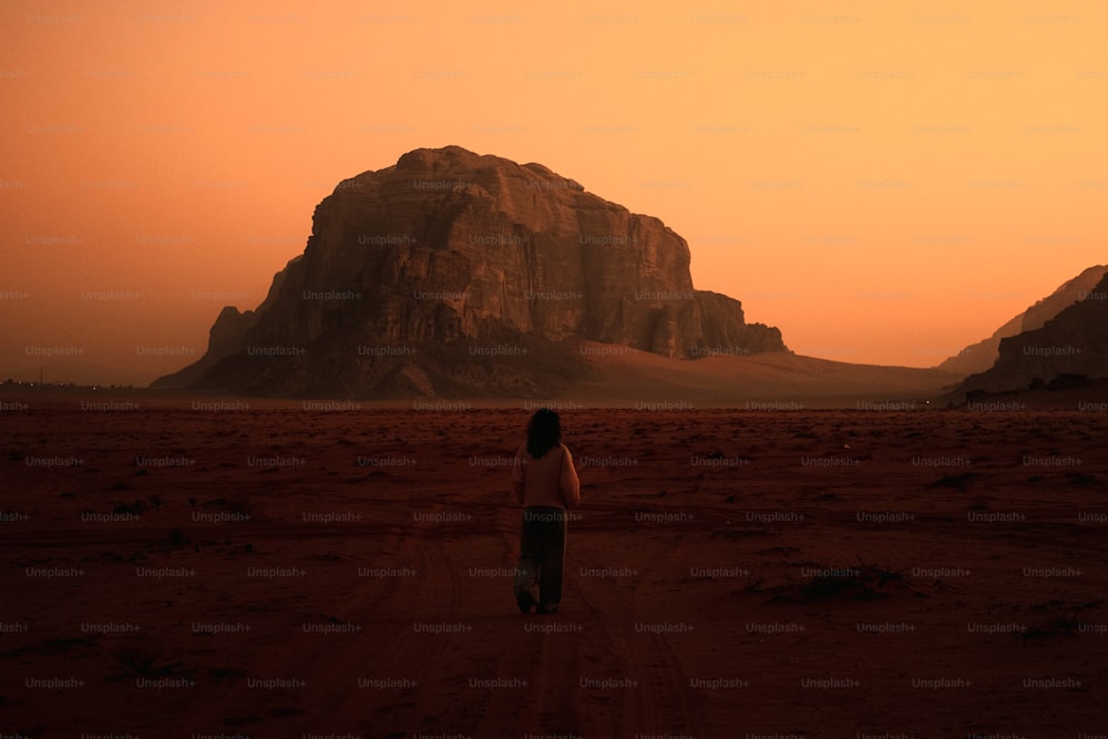 una persona in piedi nel mezzo di un deserto