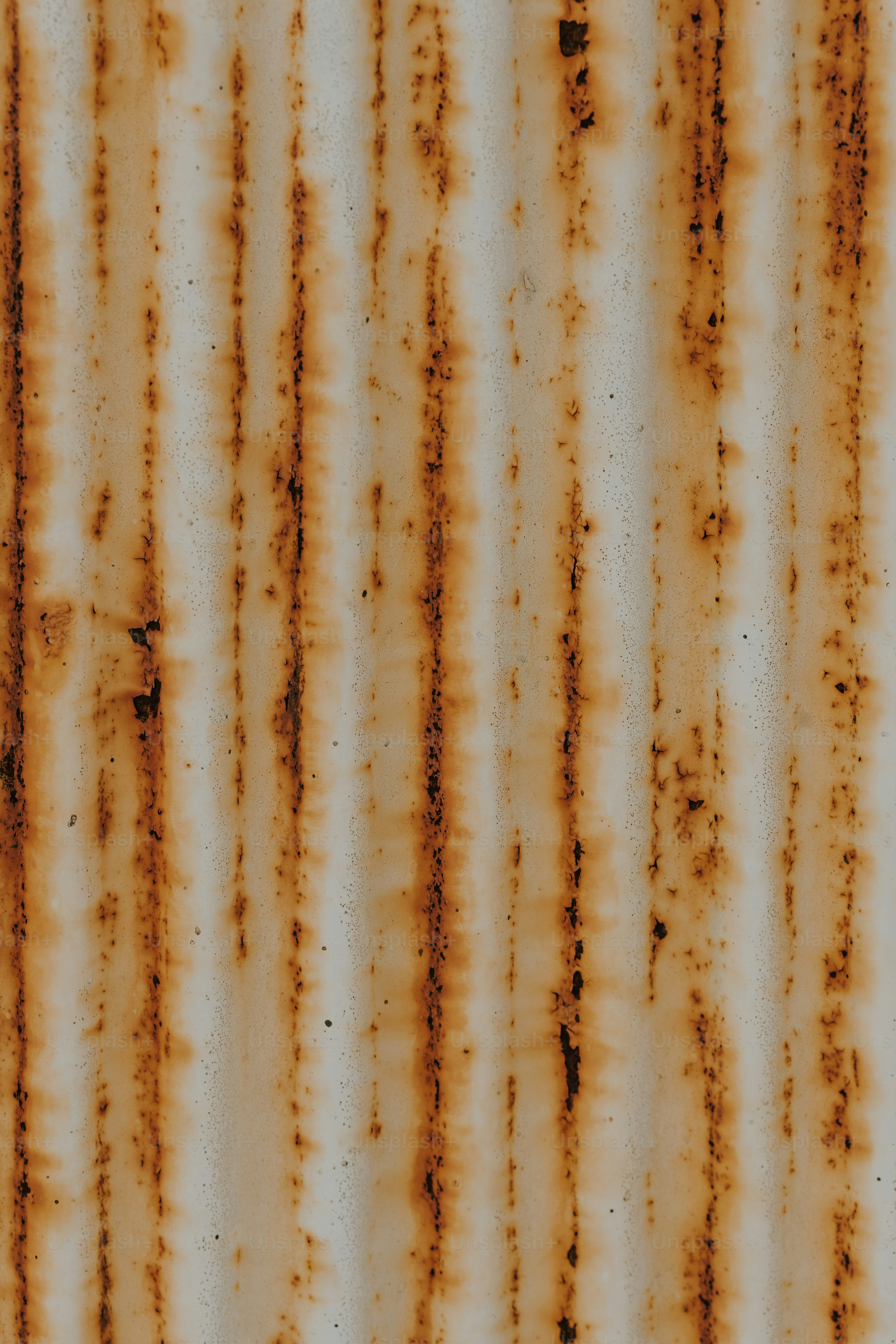 eine verrostete Metalloberfläche mit braunen Flecken