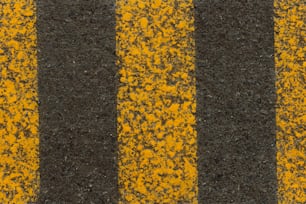 Gros plan d’une route rayée jaune et noire