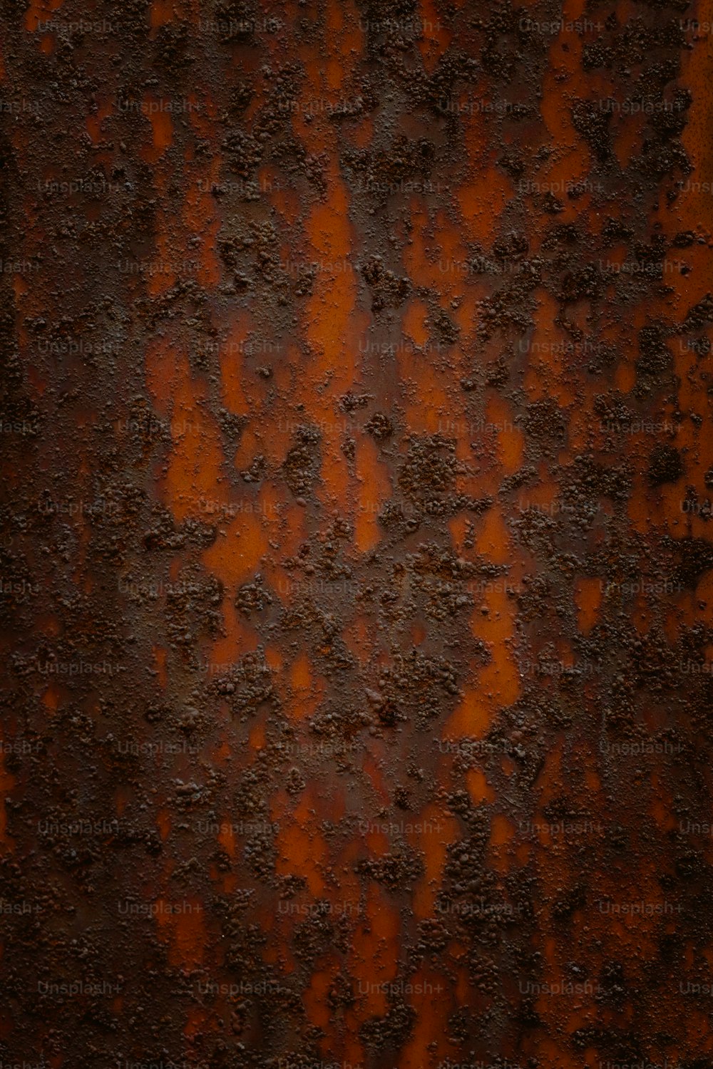 una superficie metallica arrugginita con striature arancioni