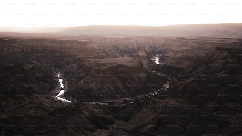 강이 흐르는 협곡의 전망