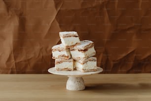 케이크 접시 위에 놓인 케이크 더미