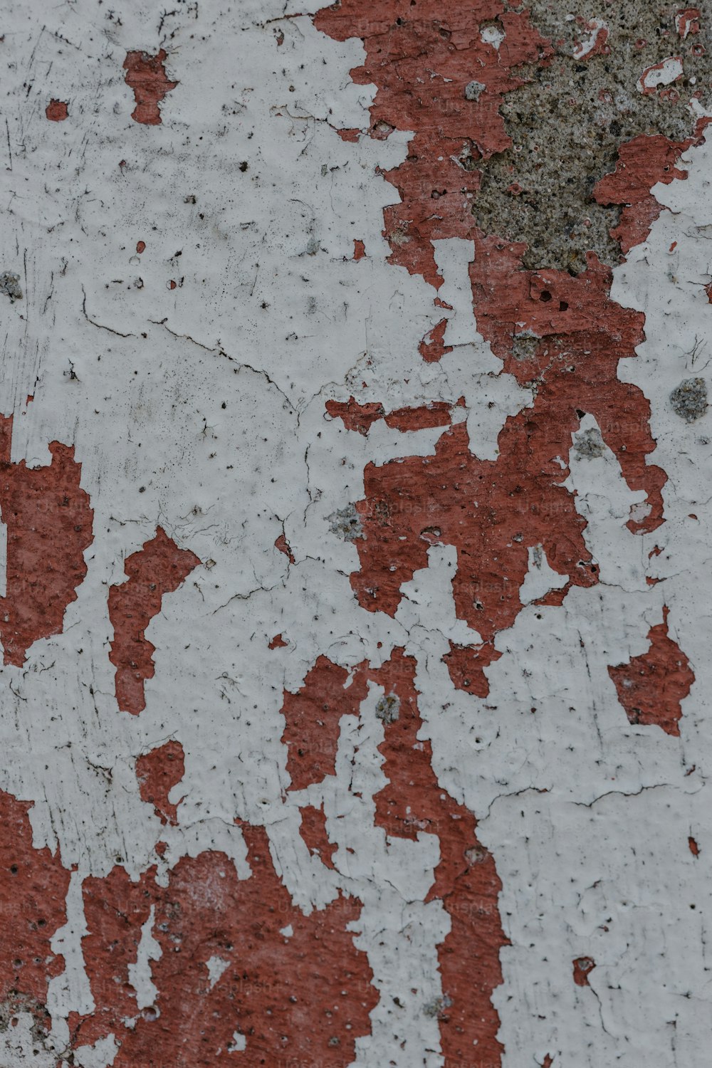 Un primer plano de una pared roja y blanca