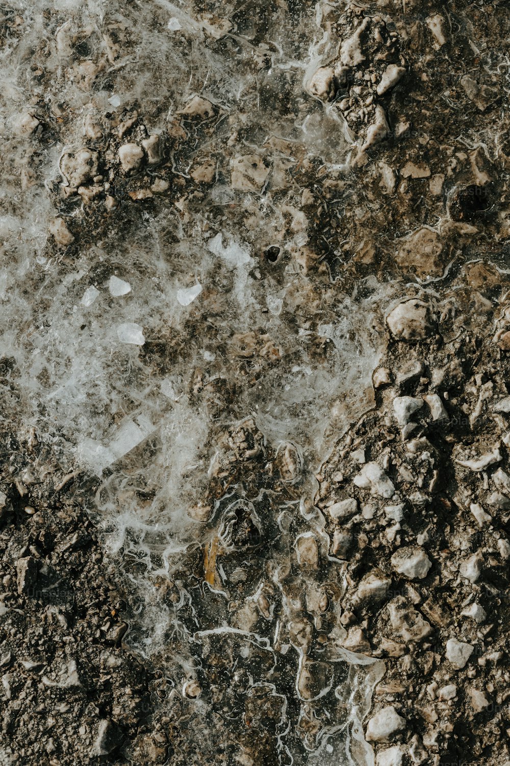 Une photo en noir et blanc de roches et d’eau