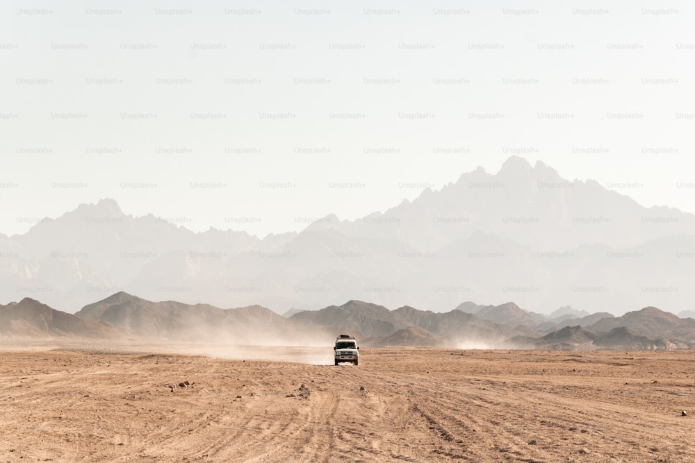 사막의 비포장 도로를 달리는 트럭
