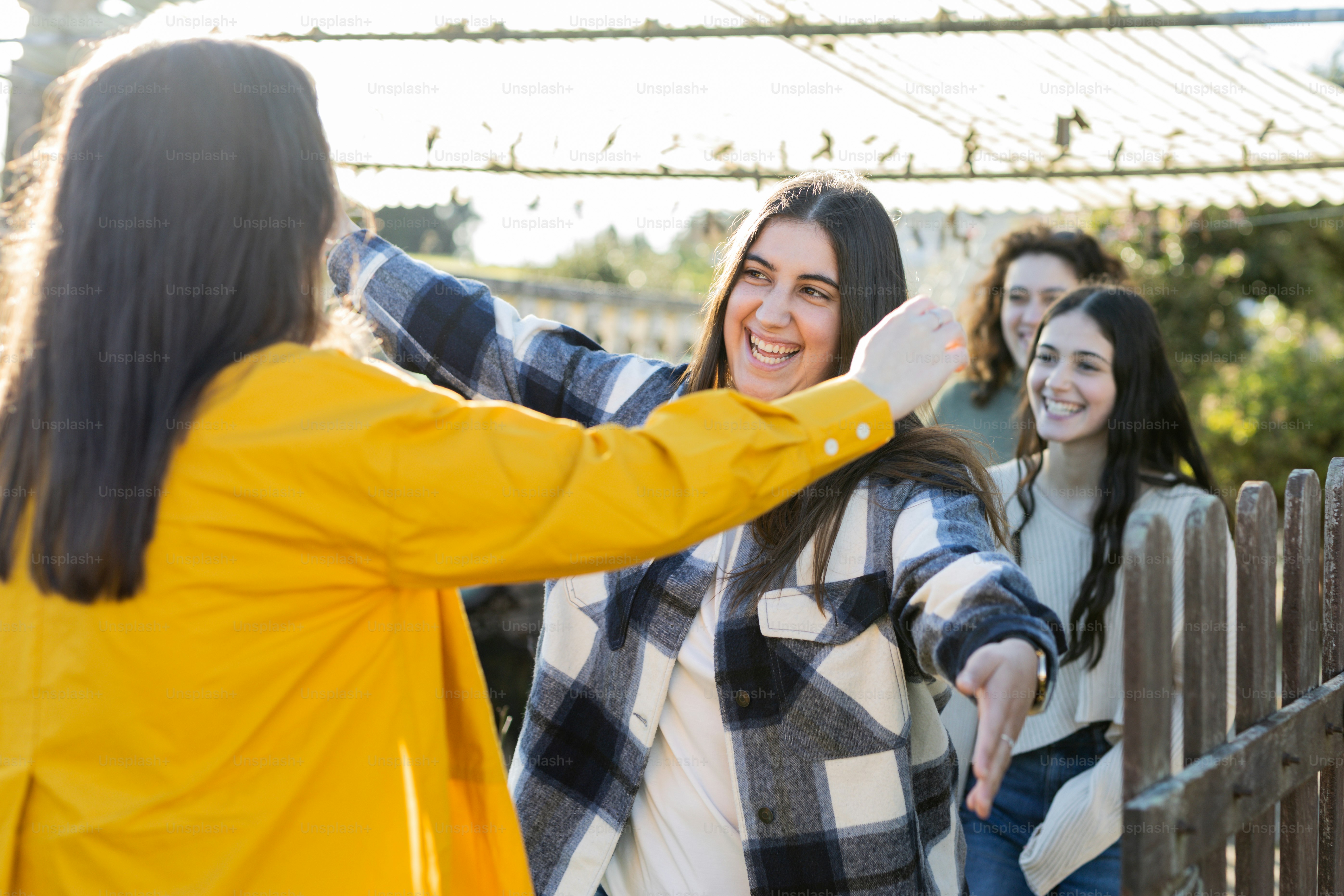 Eine Gruppe junger Frauen steht nebeneinander