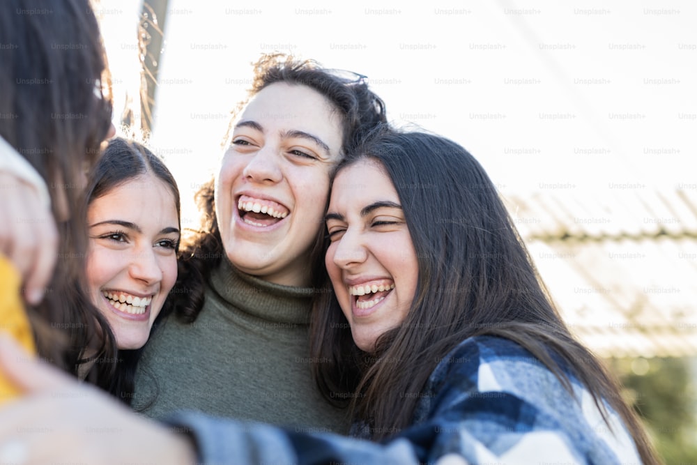 un groupe de jeunes femmes debout les unes à côté des autres