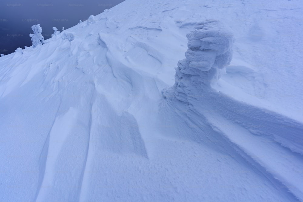 um homem andando de esqui por uma encosta coberta de neve