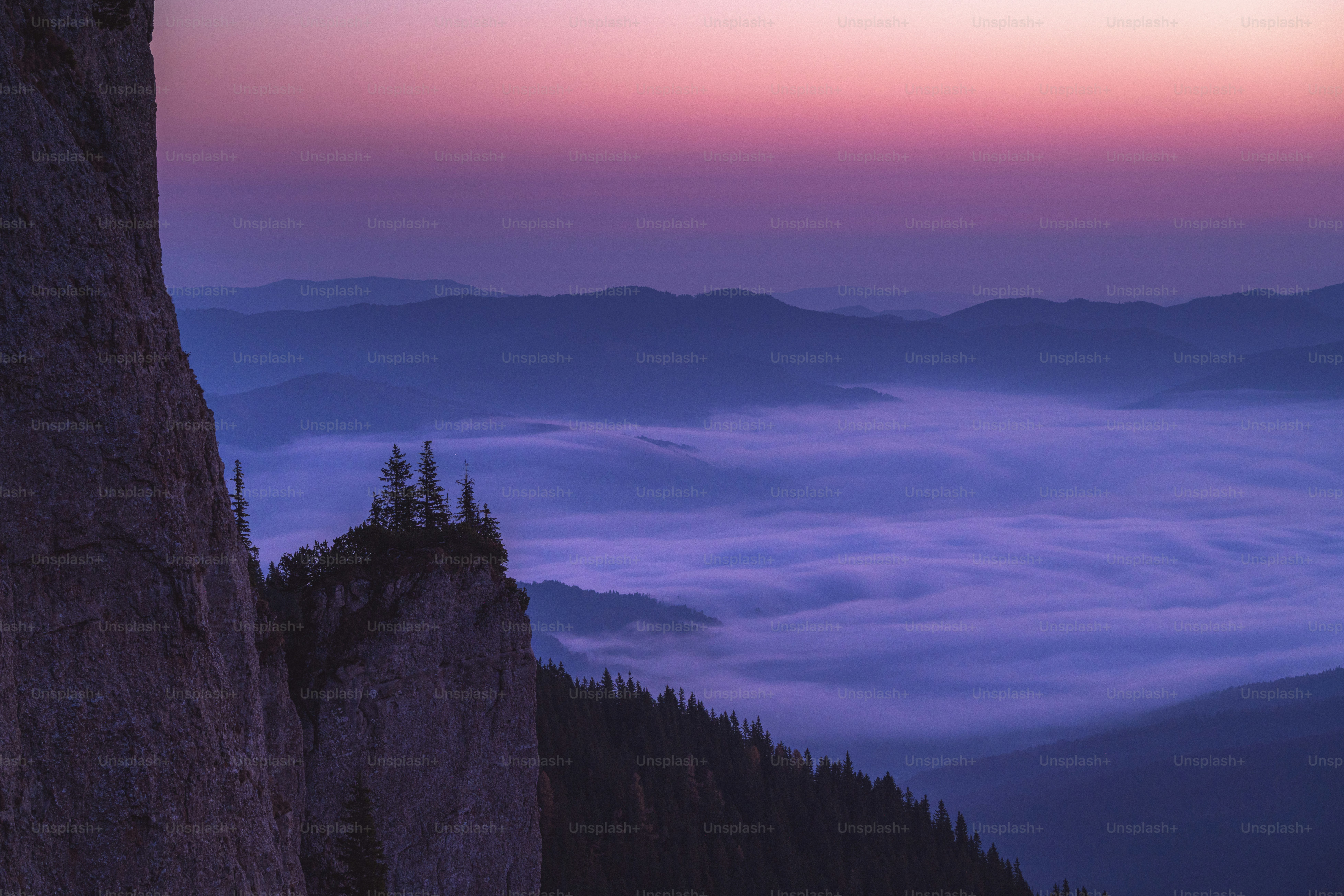 Una persona parada en la cima de un acantilado