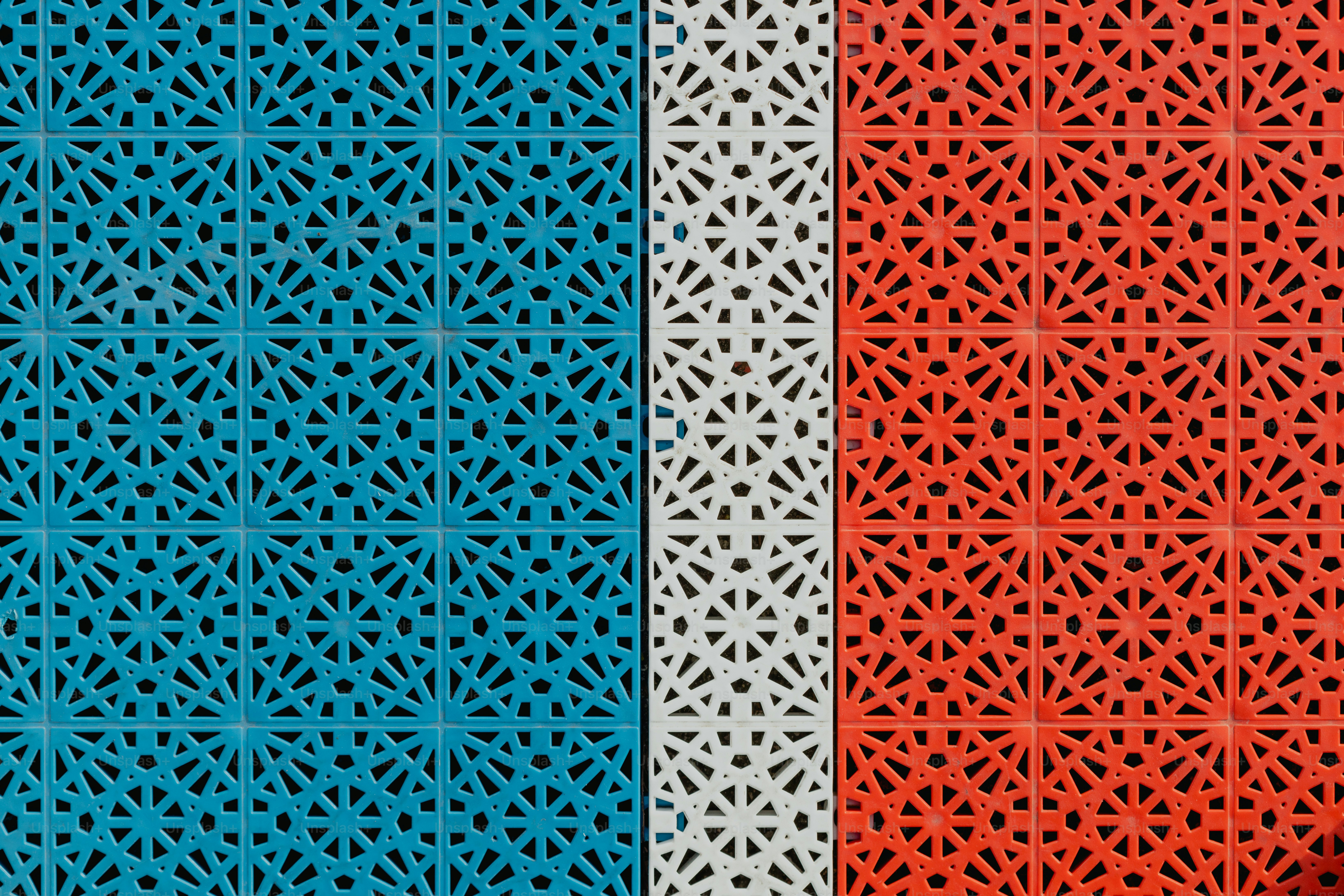 una pared roja, blanca y azul con un patrón