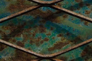 um close up de uma cerca de metal com ferrugem sobre ele