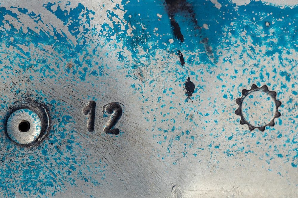 um close up dos números em uma superfície de metal