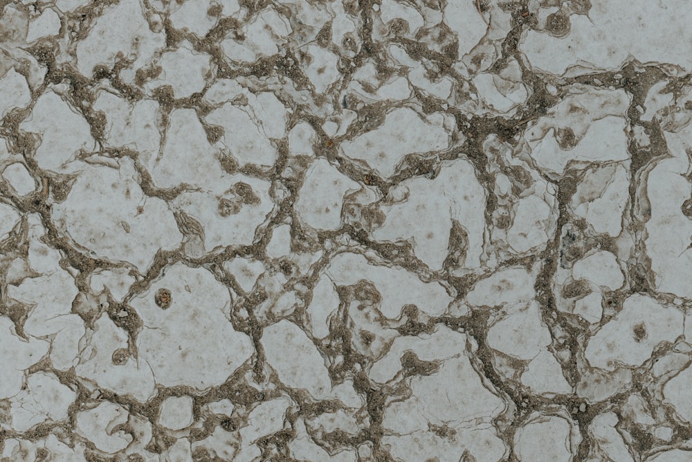 um close up de uma parede de pedra com rachaduras nele