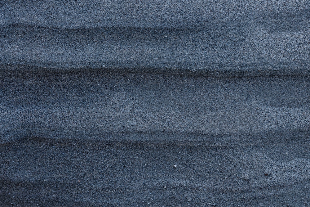 Eine Nahaufnahme von Sand und Wasser mit blauem Himmel im Hintergrund