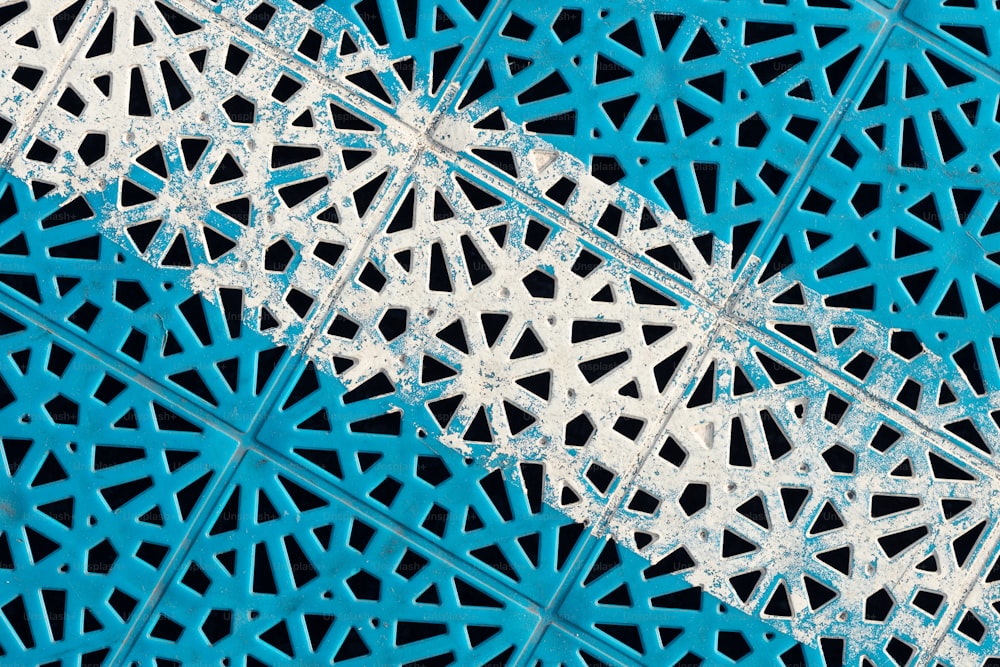 um close up de um objeto azul e branco