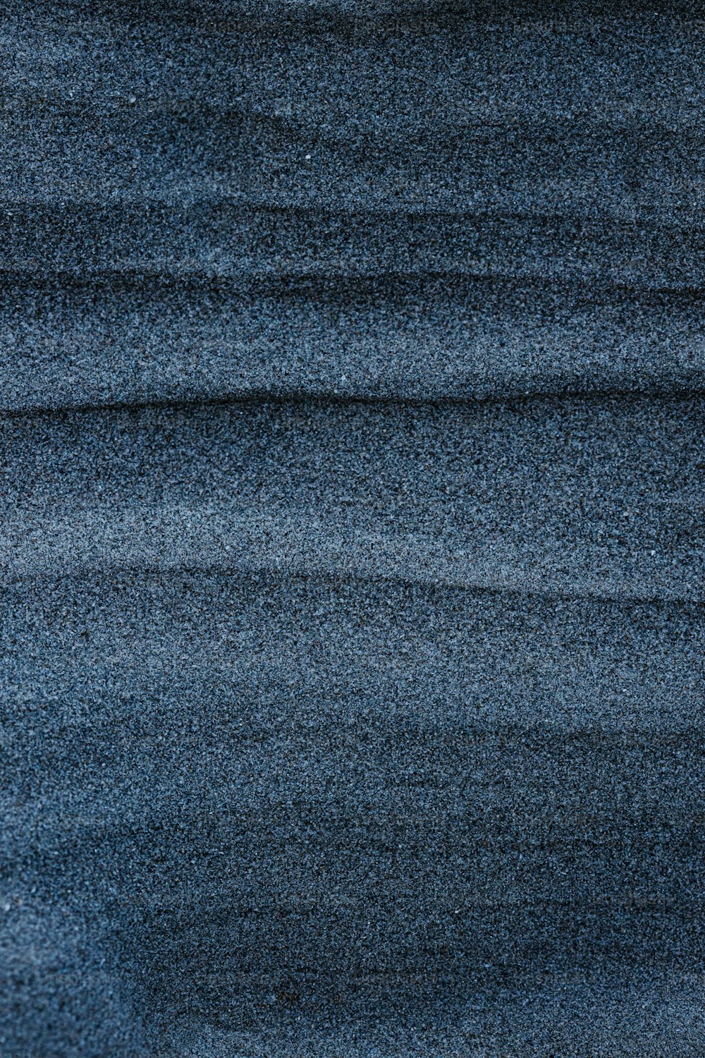 un fondo azul oscuro con una textura rugosa