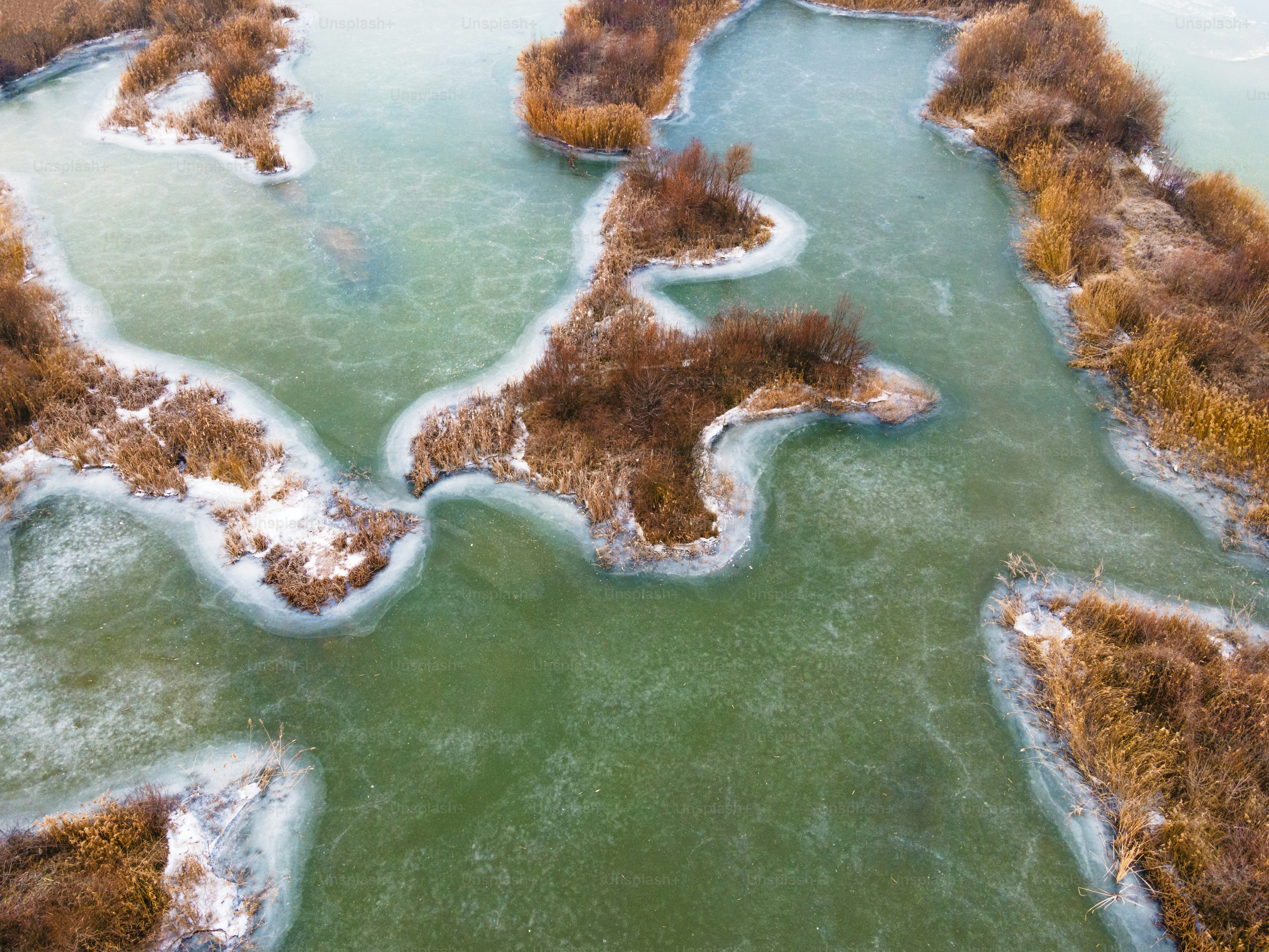 Luftaufnahme eines eisbedeckten Gewässers