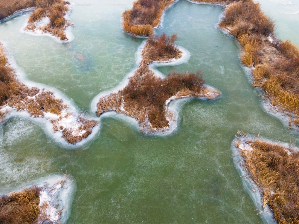 uma vista aérea de um corpo de água coberto de gelo