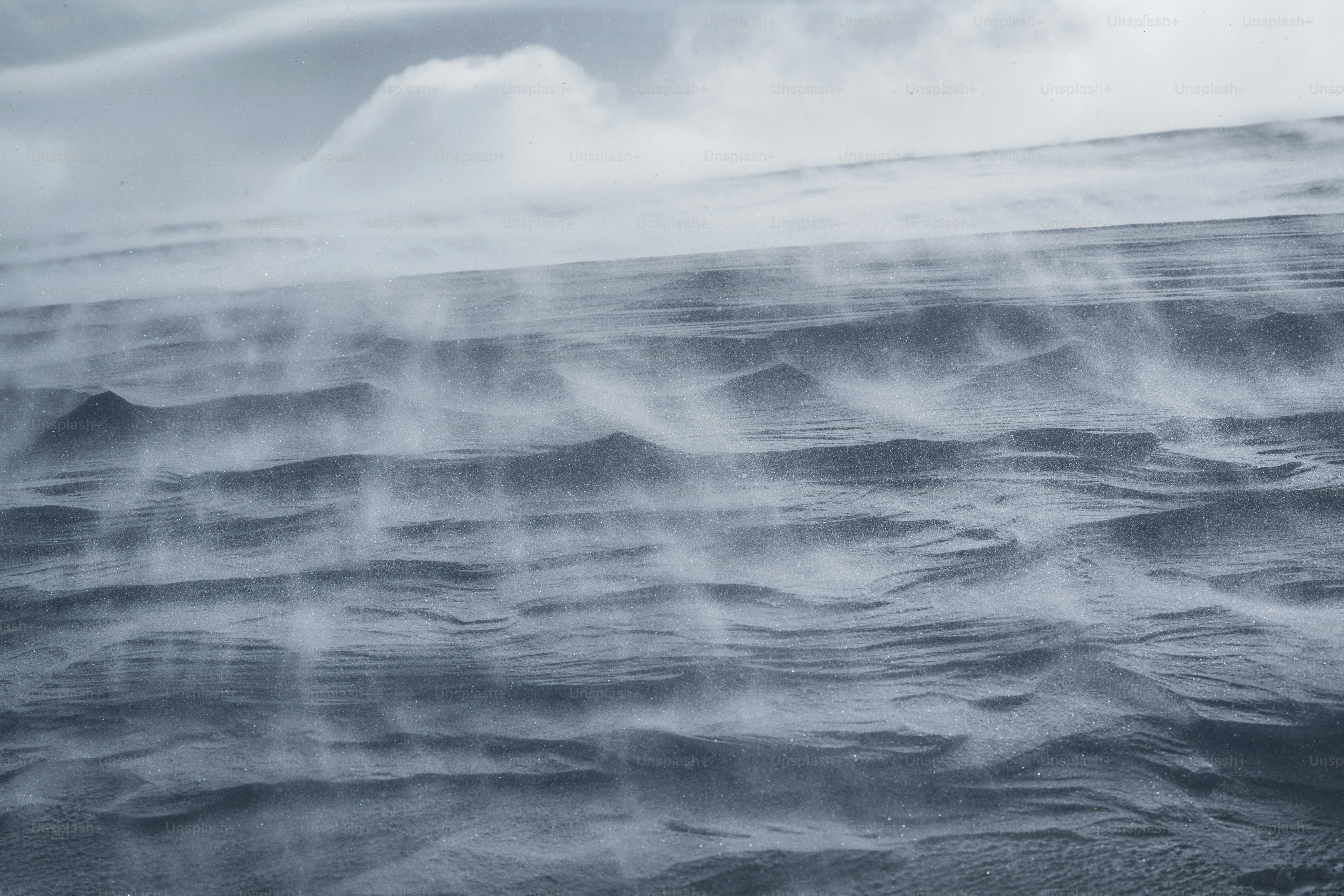 ein großes Gewässer, das von Wellen bedeckt ist