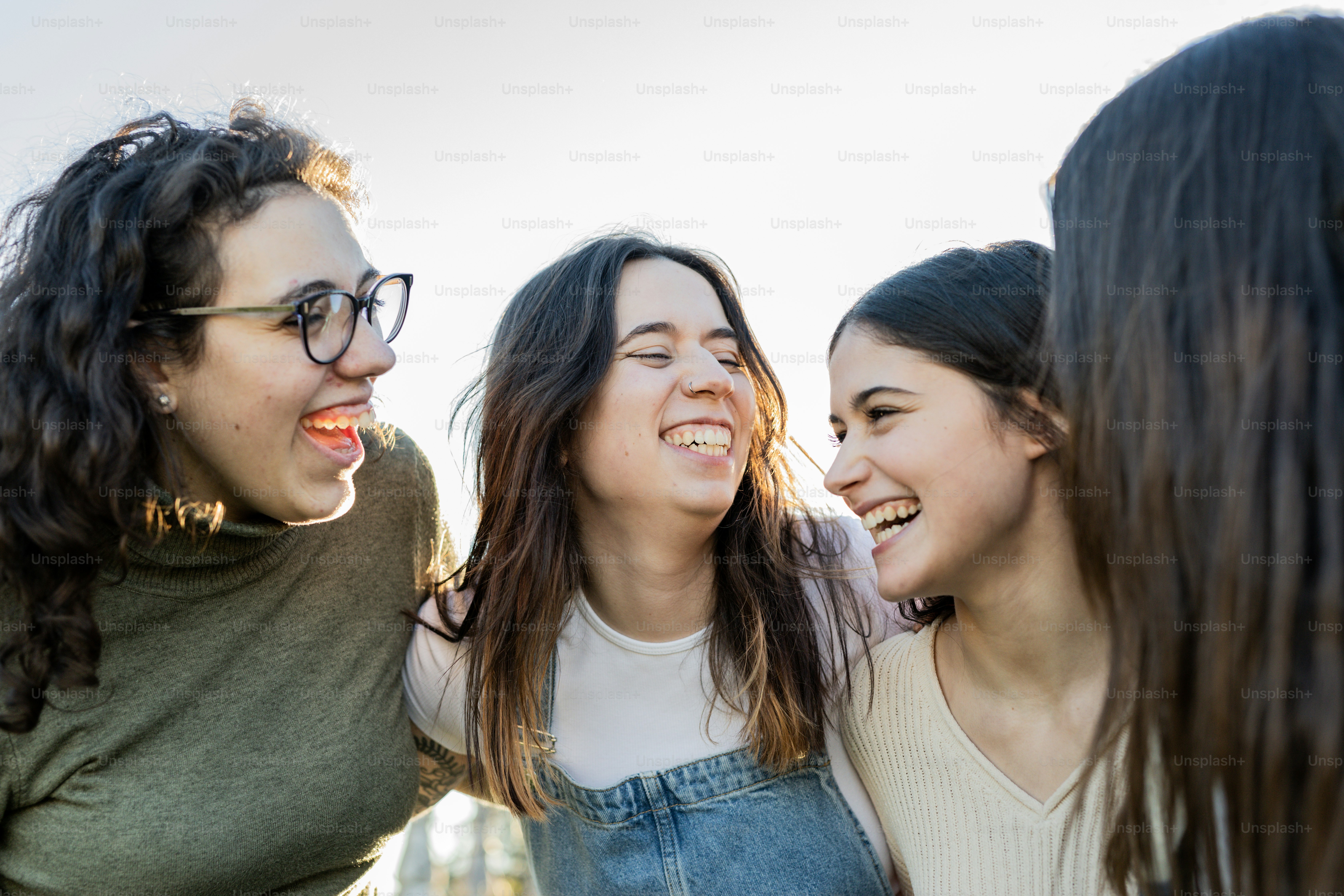Un grupo de mujeres jóvenes de pie una al lado de la otra