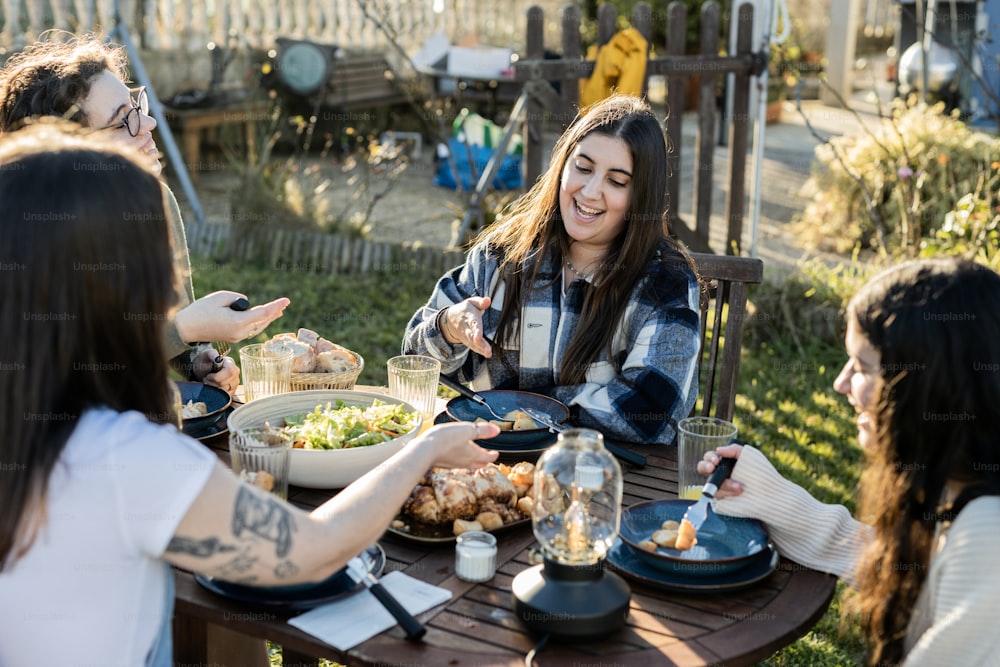 un groupe de femmes assises autour d’une table en train de manger de la nourriture