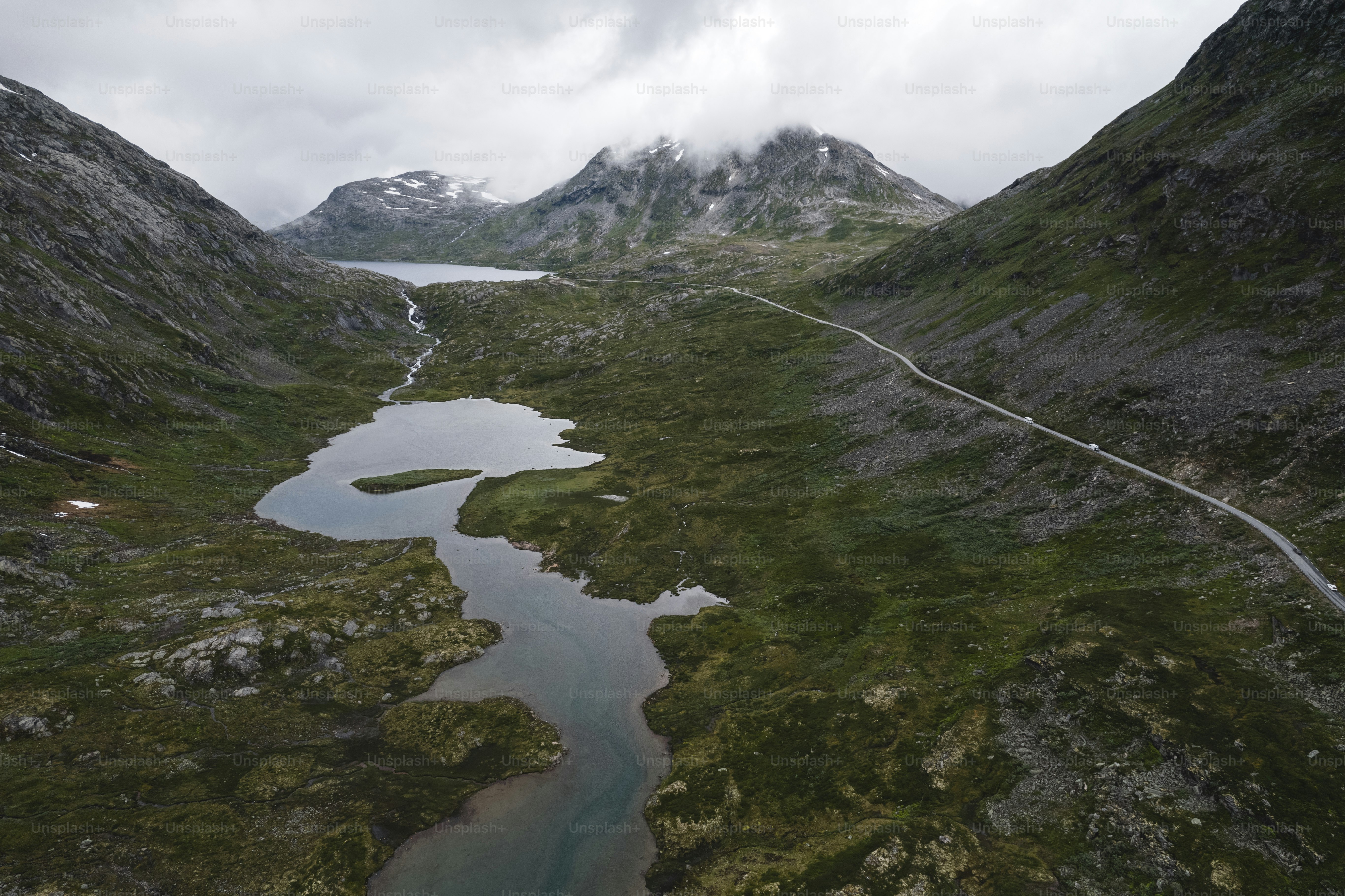 Ein Fluss, der durch ein üppiges grünes Tal fließt