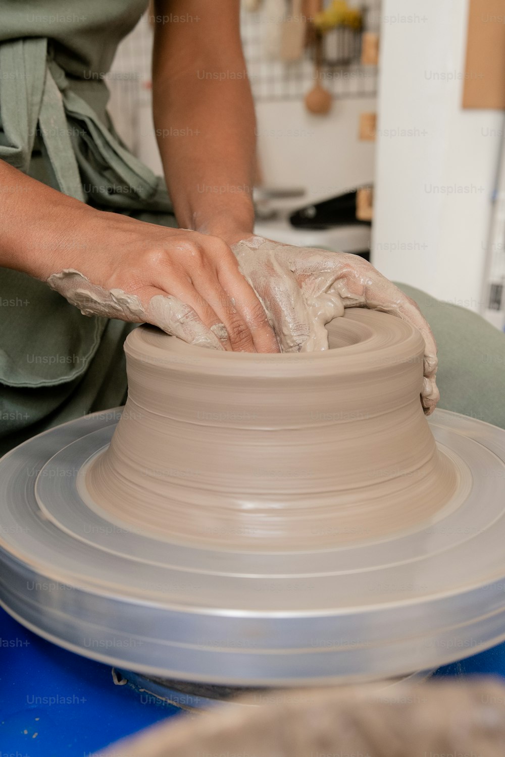 une personne fabriquant un vase sur un tour de potier