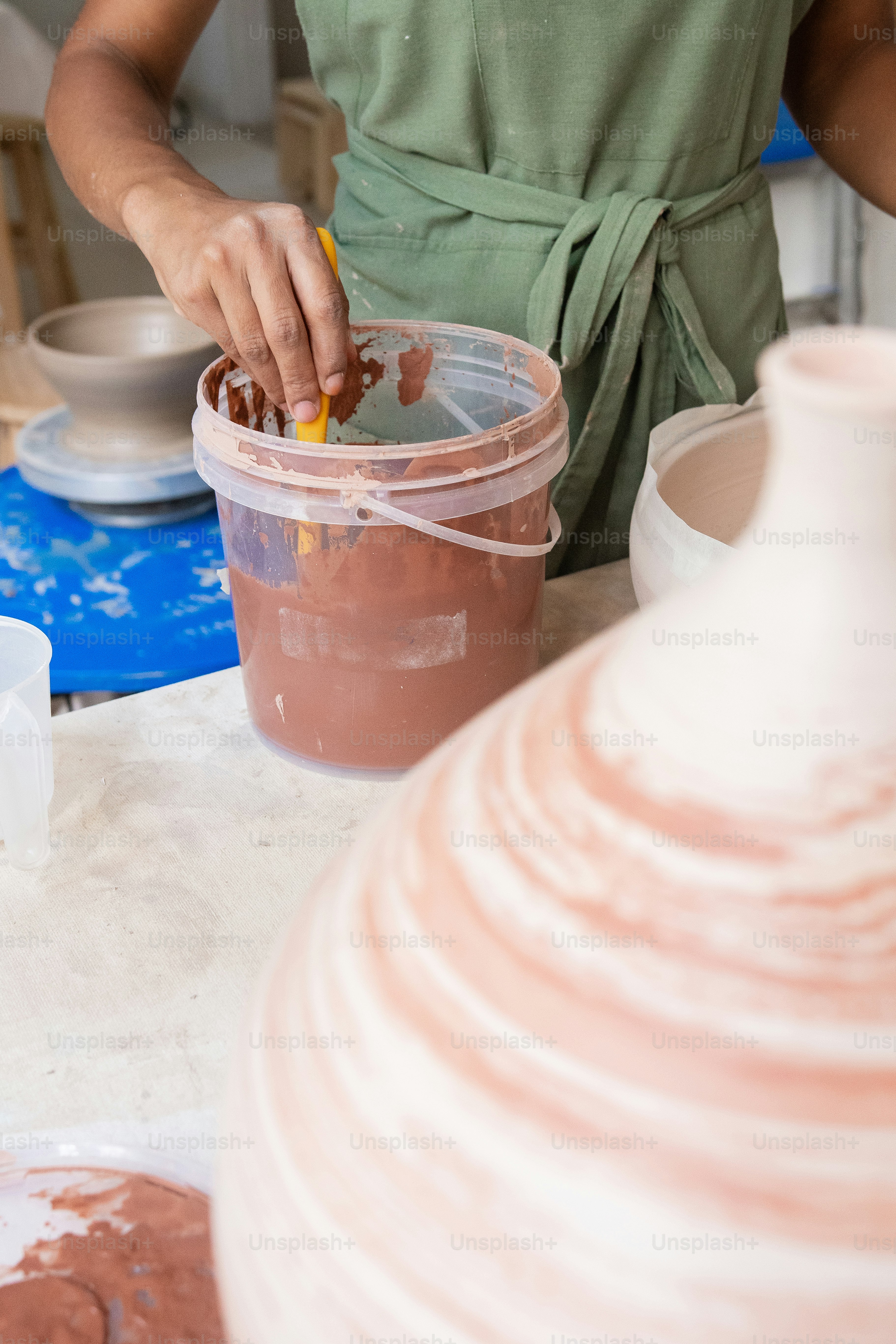 uma mulher em uma camisa verde está misturando chocolate