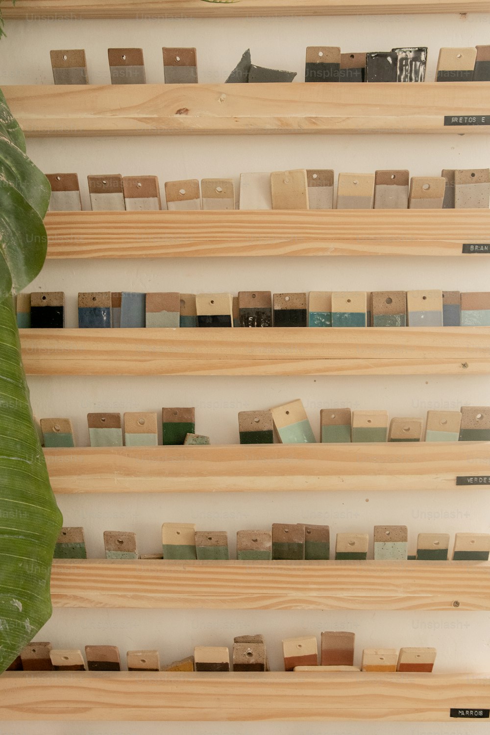 Una mensola di legno piena di diversi tipi di piastrelle