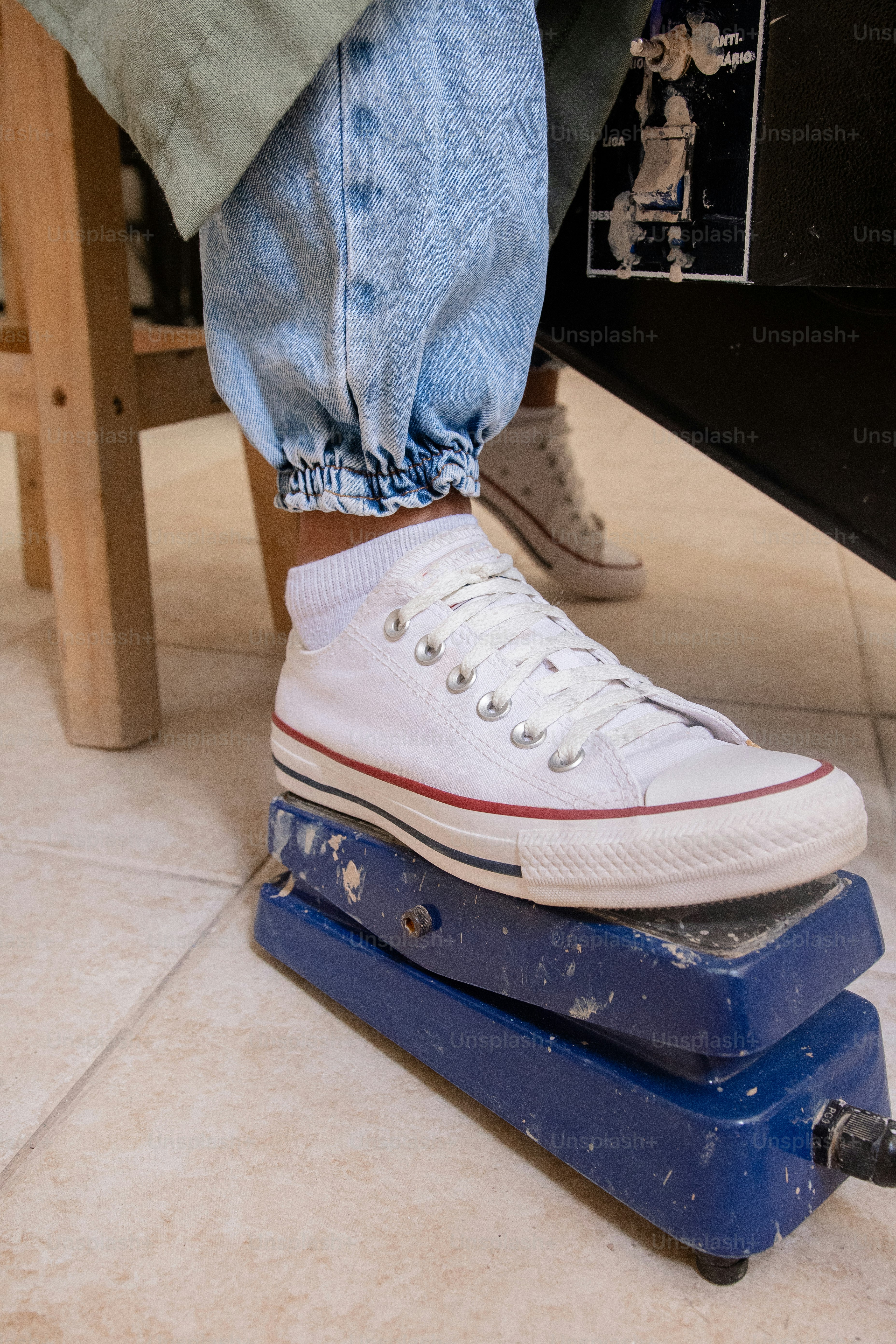 eine Person, die auf einem blauen Objekt steht
