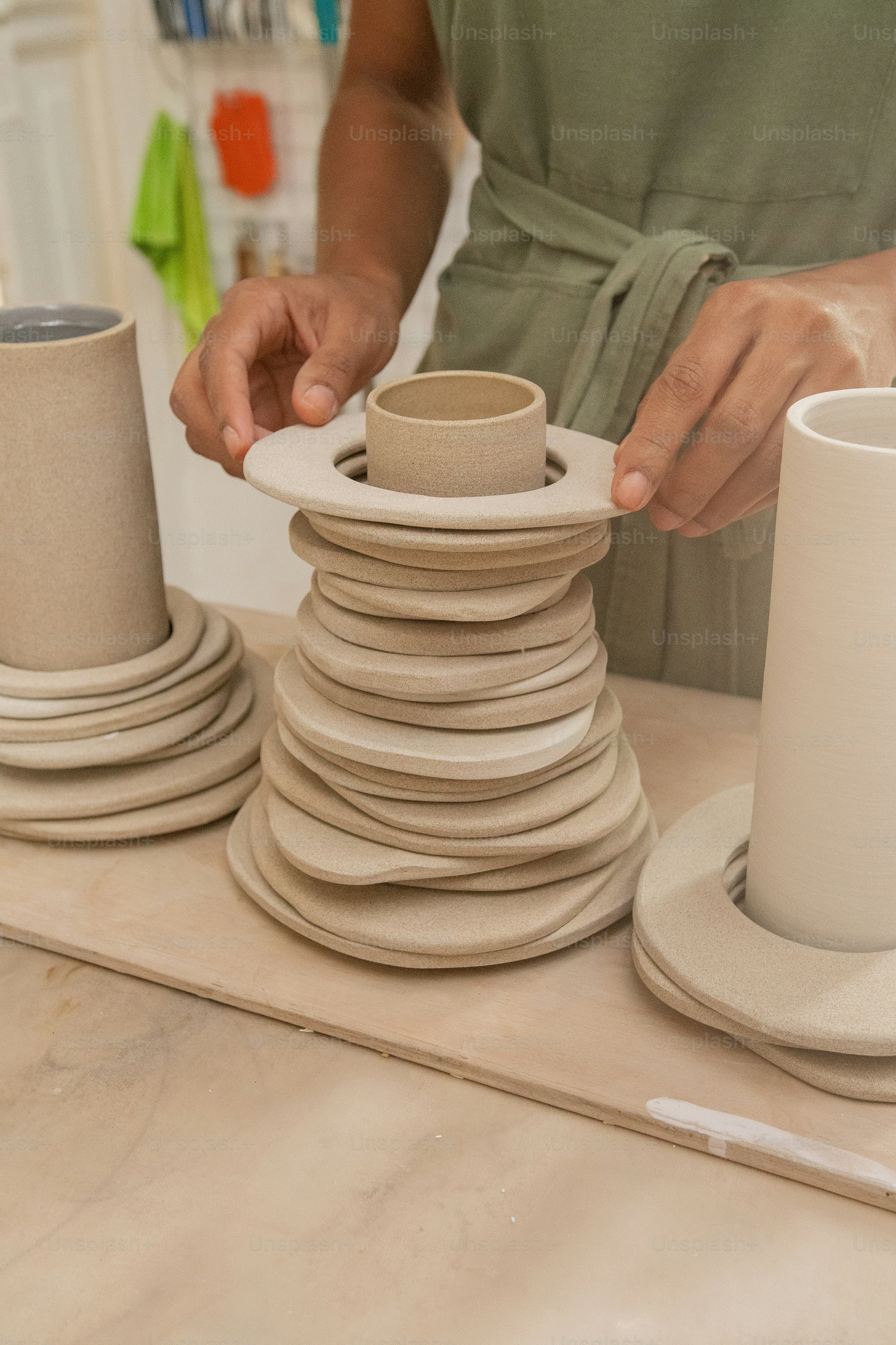uma pessoa que faz um vaso de barro