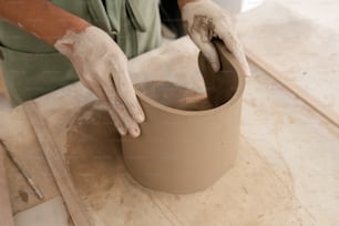 Un homme fabrique un vase en argile