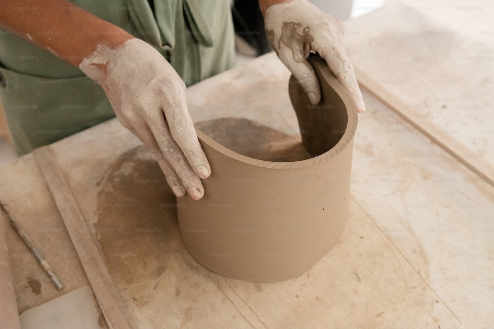 Un uomo sta facendo un vaso di argilla