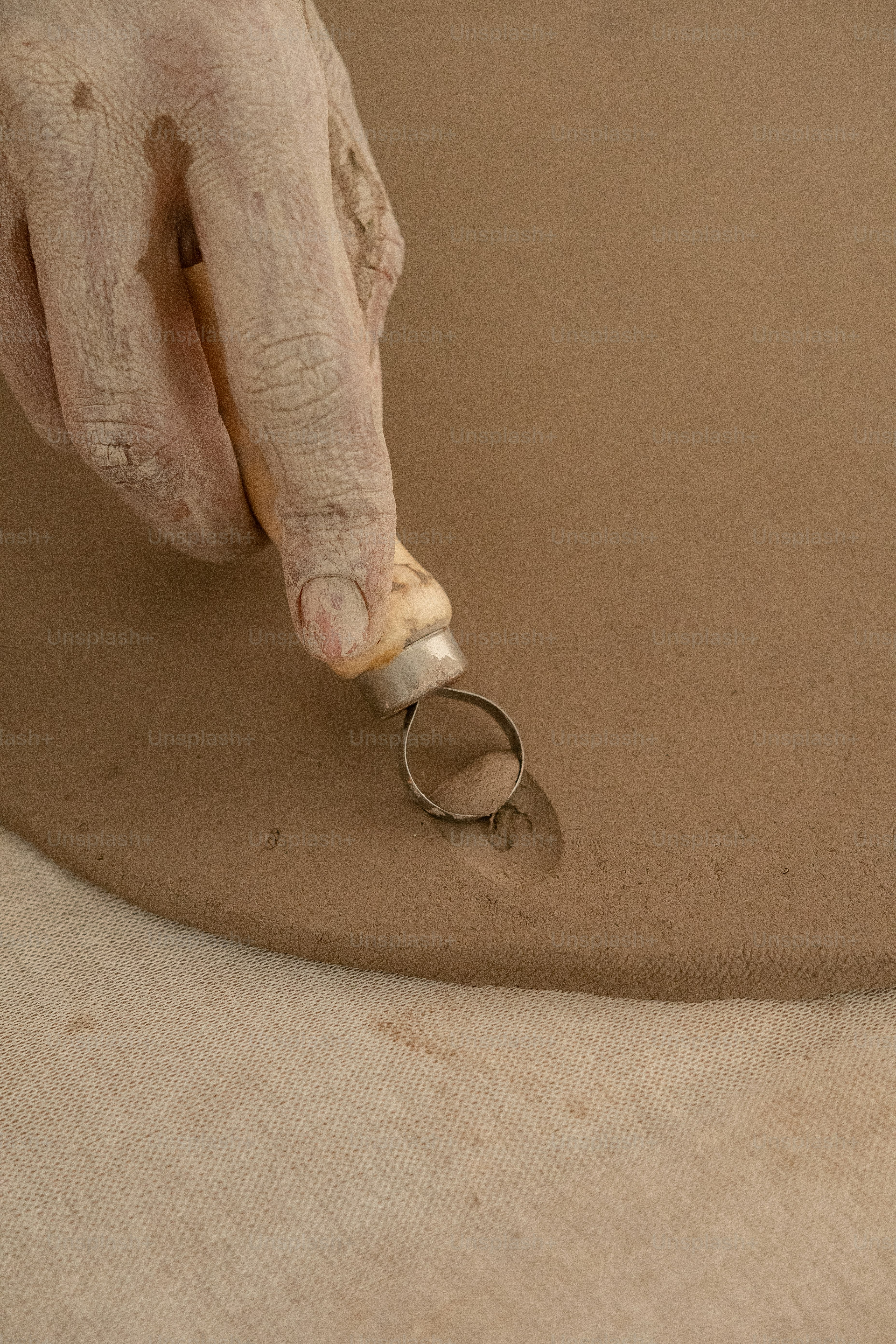 eine Person mit einer Schere in der Hand