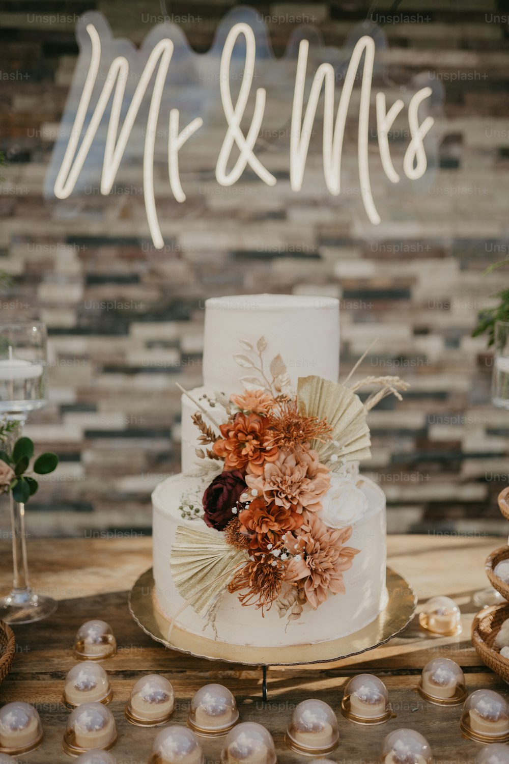 Eine Hochzeitstorte mit Blumen auf einem Tisch