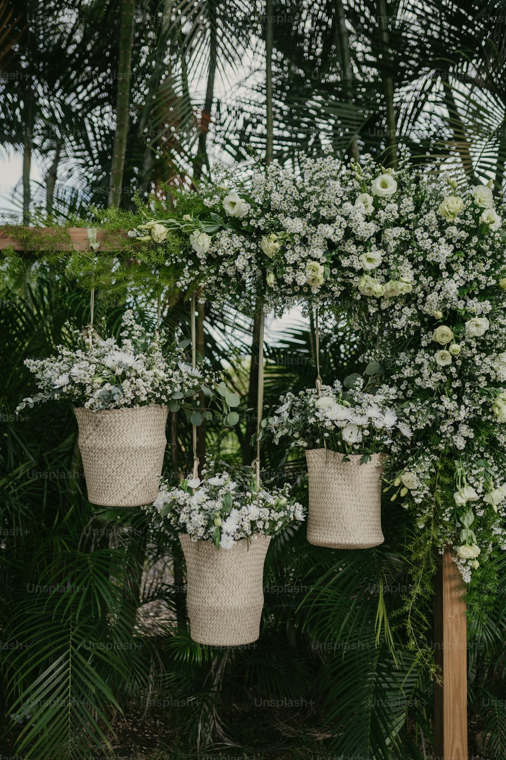 Un ramo de cestas colgantes llenas de flores