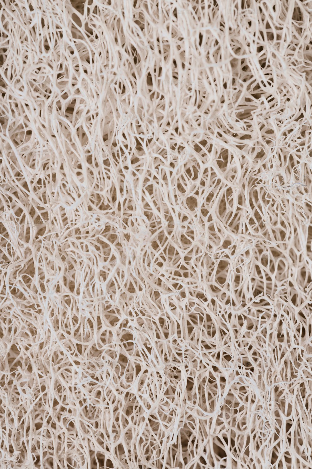 um close up de um tecido texturizado com um fundo marrom