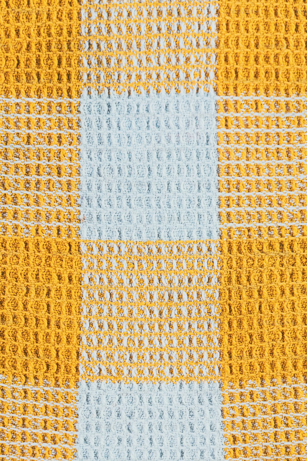 um close up de um tecido quadriculado amarelo e azul