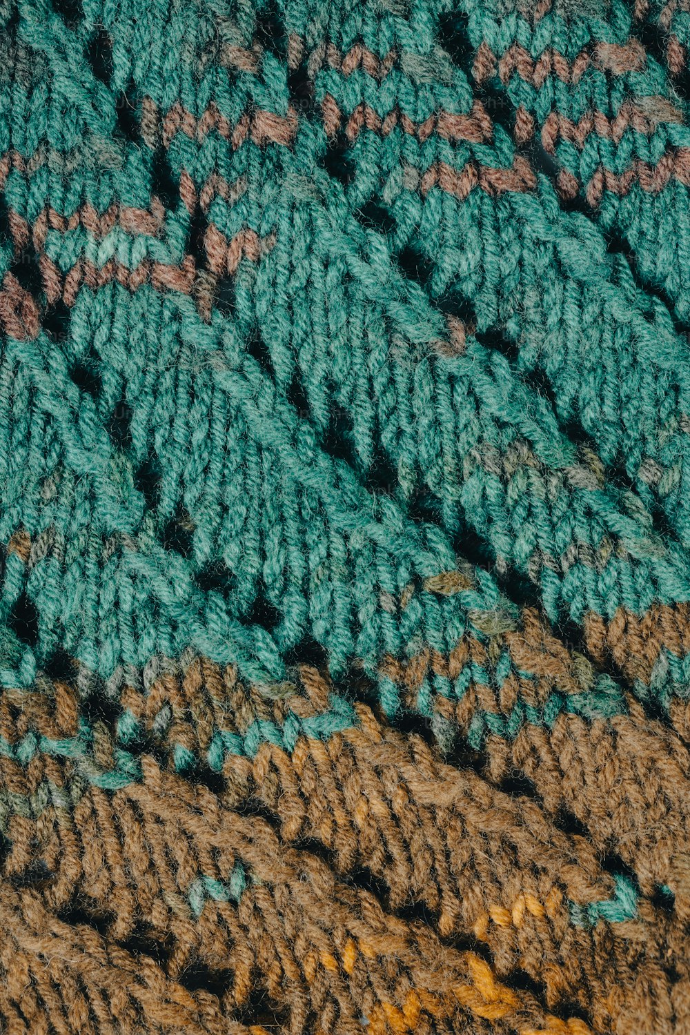 새가 있는 뜨개질 담요의 클로즈업