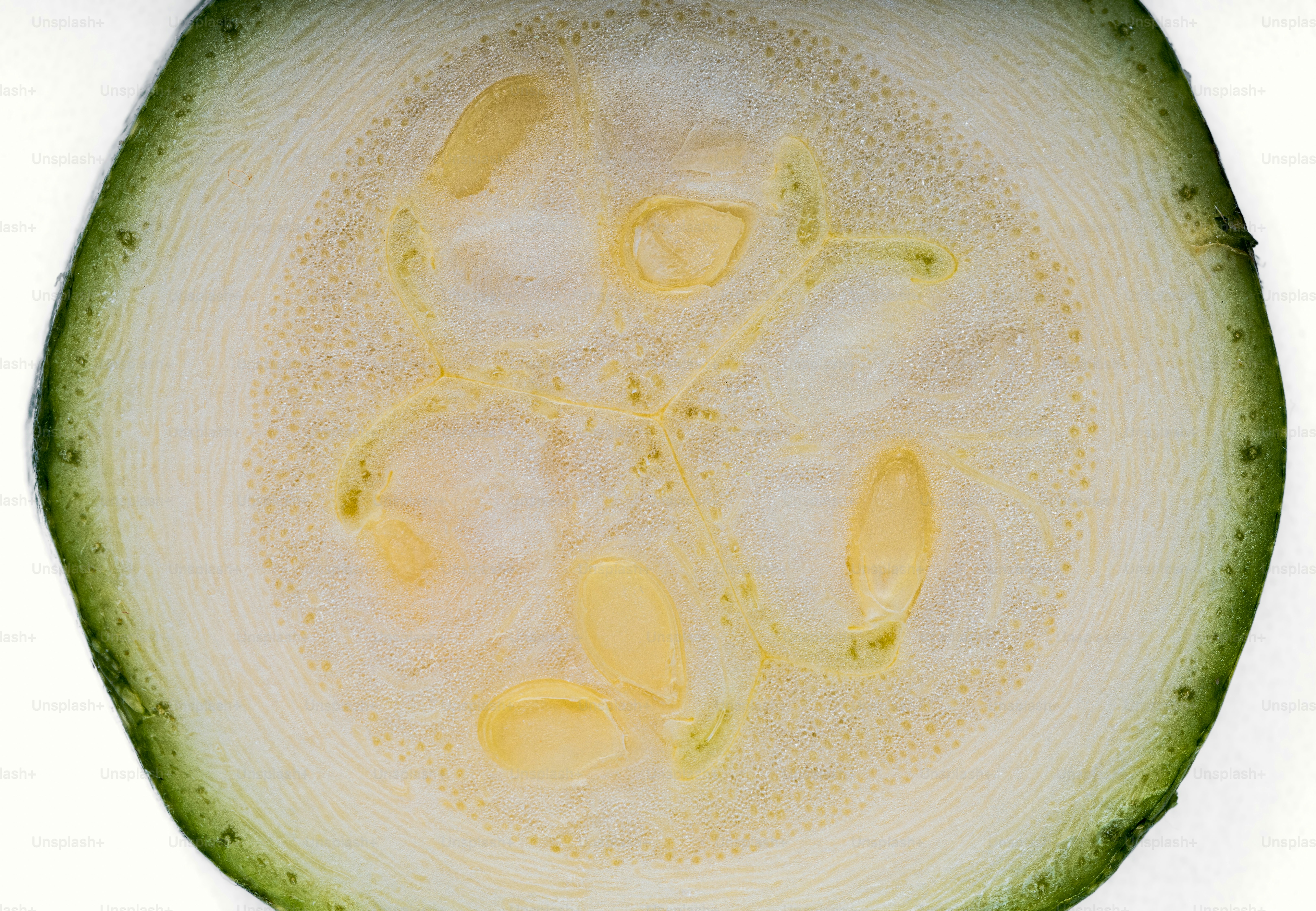 eine zerschnittene Gurke mit viel Öl darauf