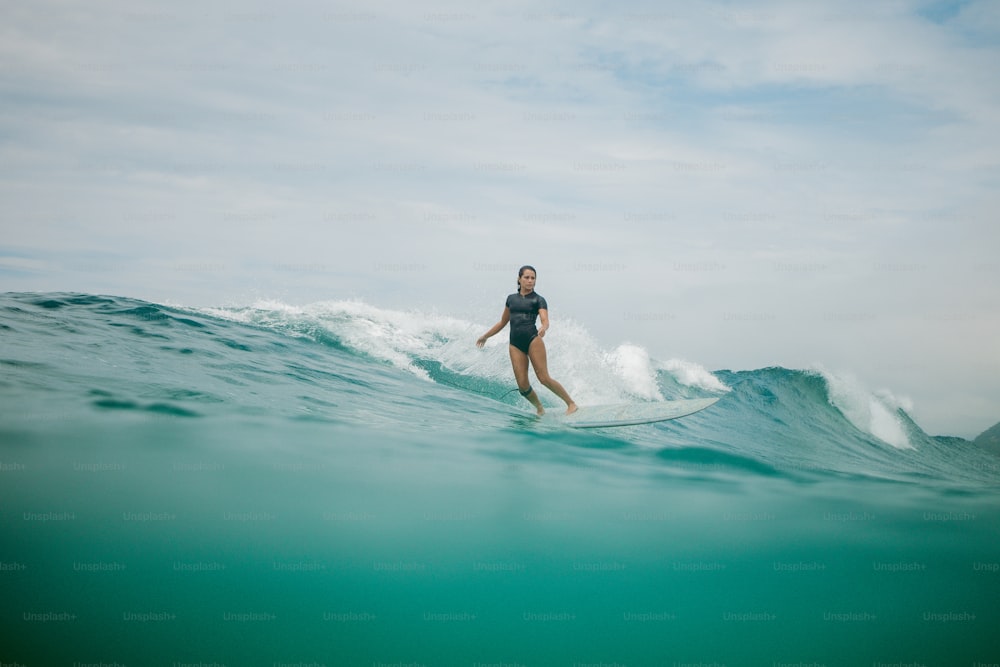 서핑 보드 위에서 파도를 타는 여자