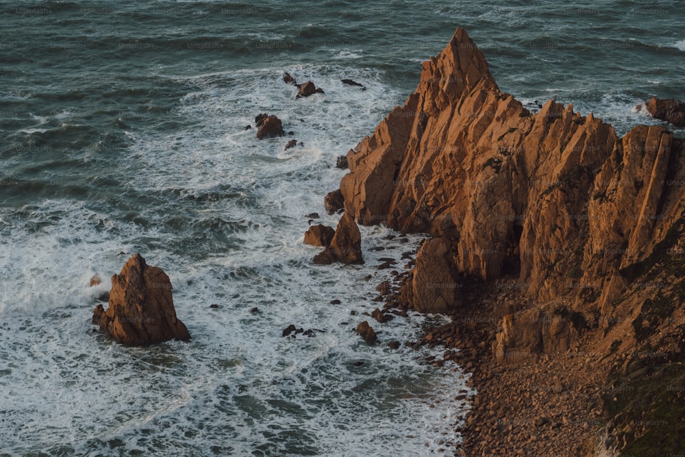 Eine Gruppe von Felsen auf einem felsigen Strand