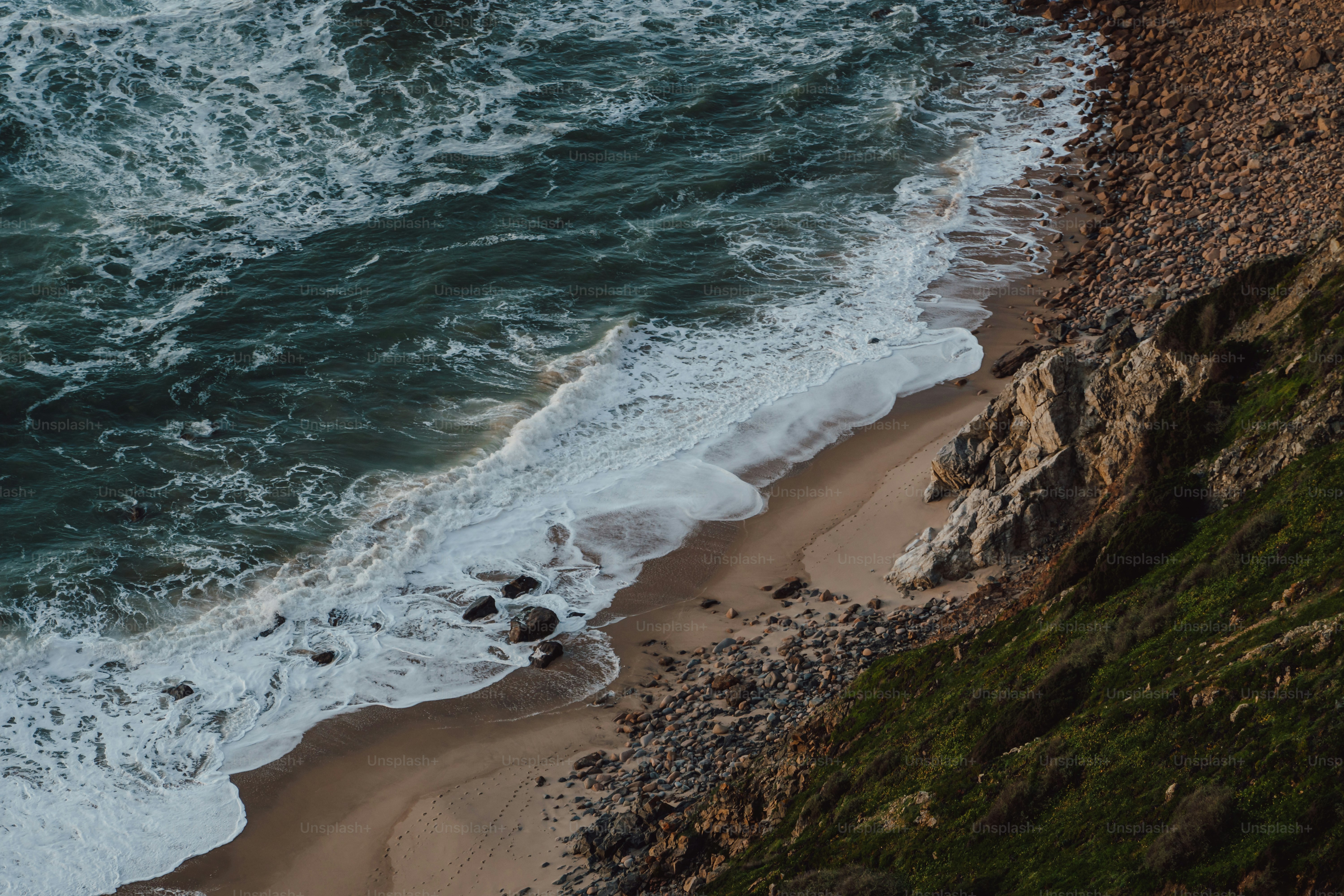 una vista di una spiaggia con onde provenienti dalla riva