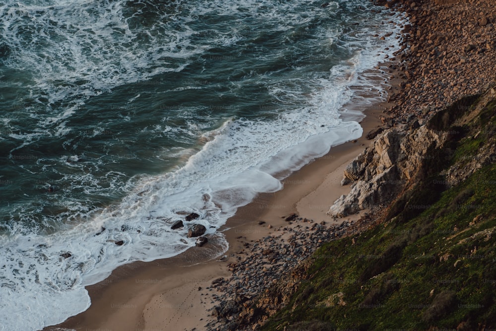 une vue d’une plage avec des vagues venant du rivage