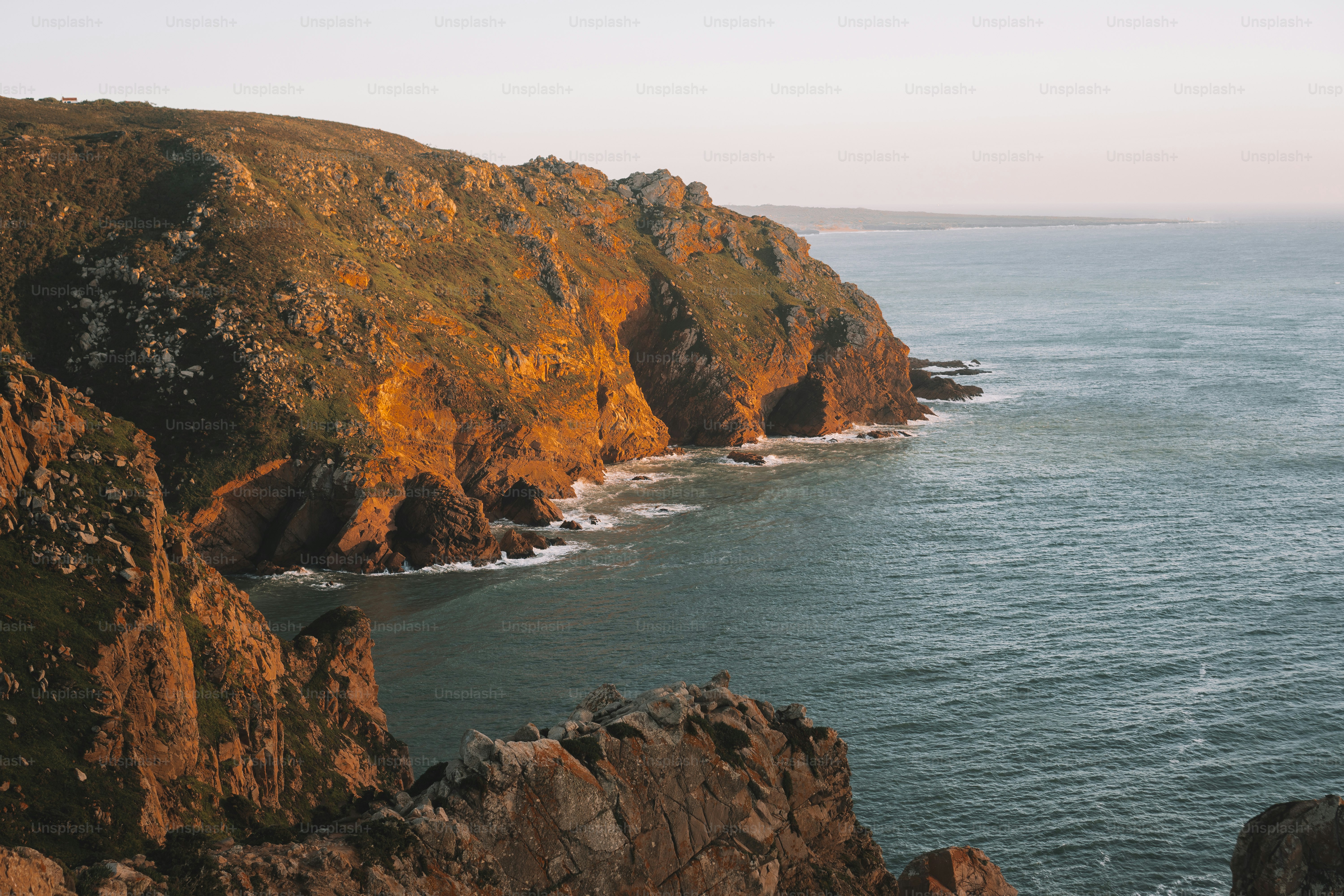 Una vista del océano desde un acantilado