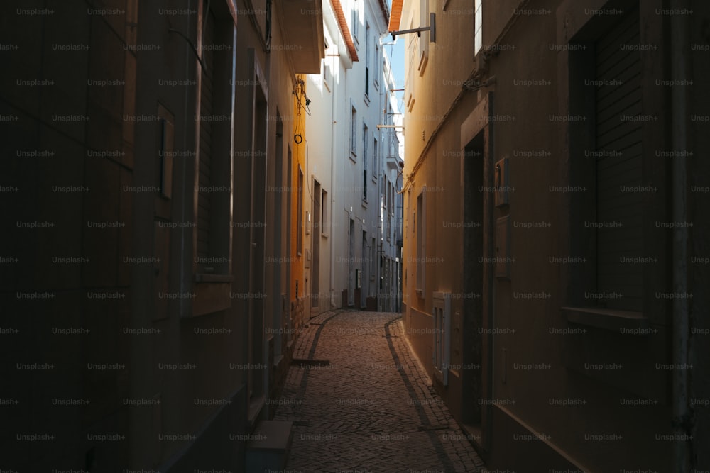 a narrow alley way with a few buildings on either side