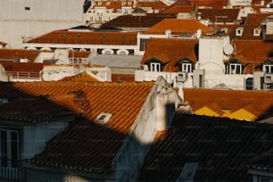 uma vista de telhados e edifícios em uma cidade