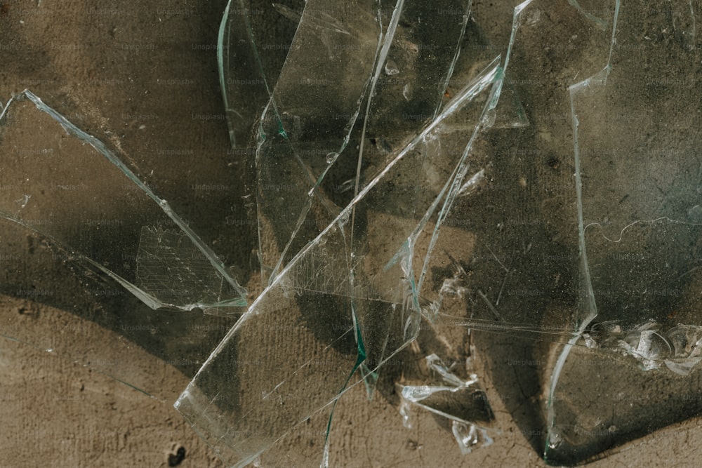 um close up de um vidro quebrado no chão
